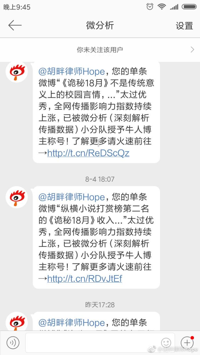 男孩得了奖状后一路展示 ，“奖状之大，小小书包装不下”